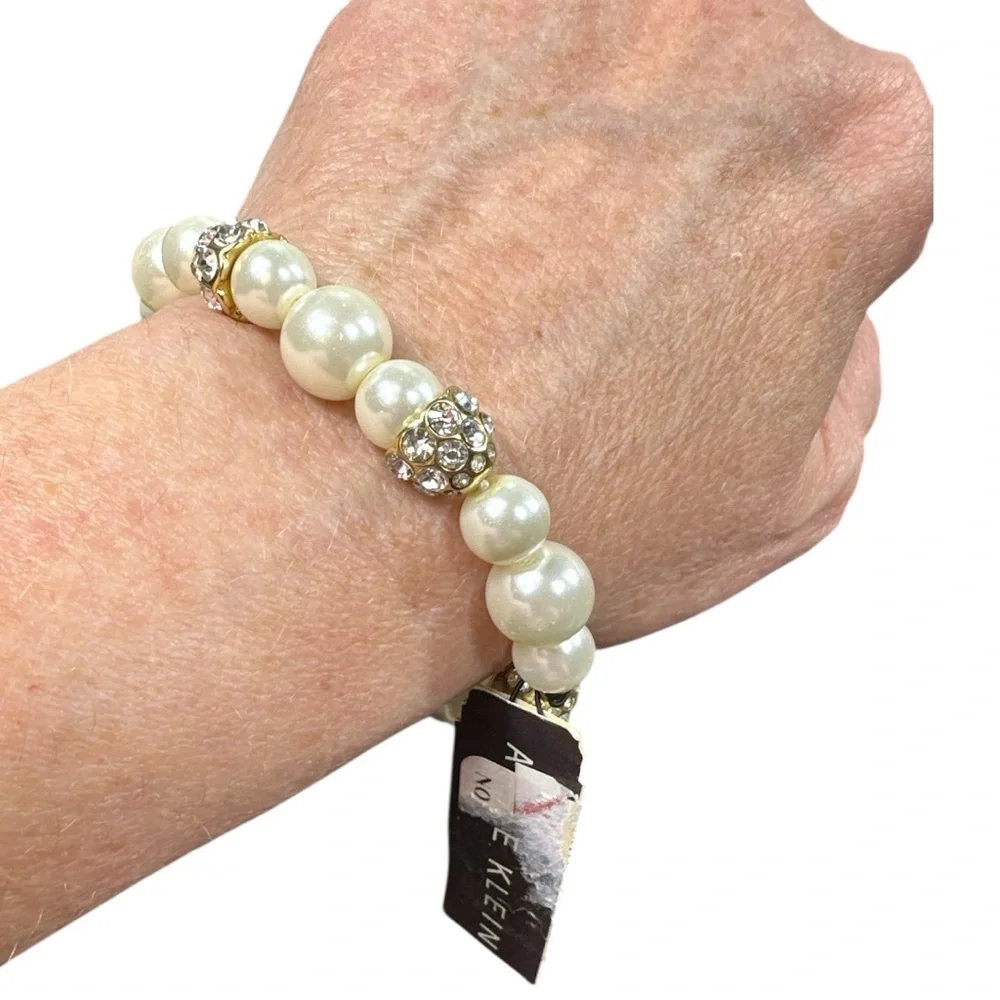 NWT. Anne Klein White Pearl and Gold‎ Bracelet